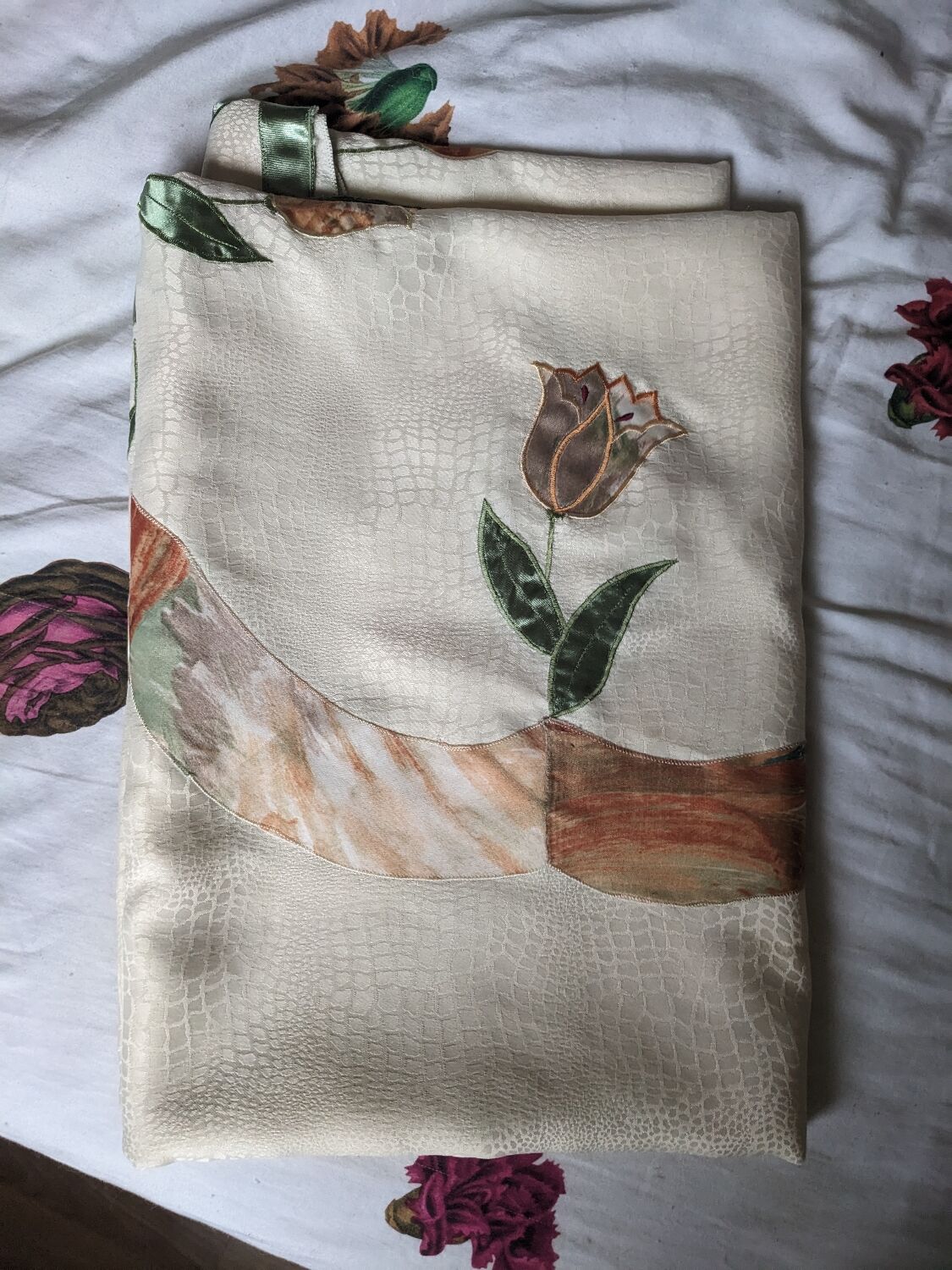 Tablecloth and napkins with a spring theme, vintage tulips, new polyester.