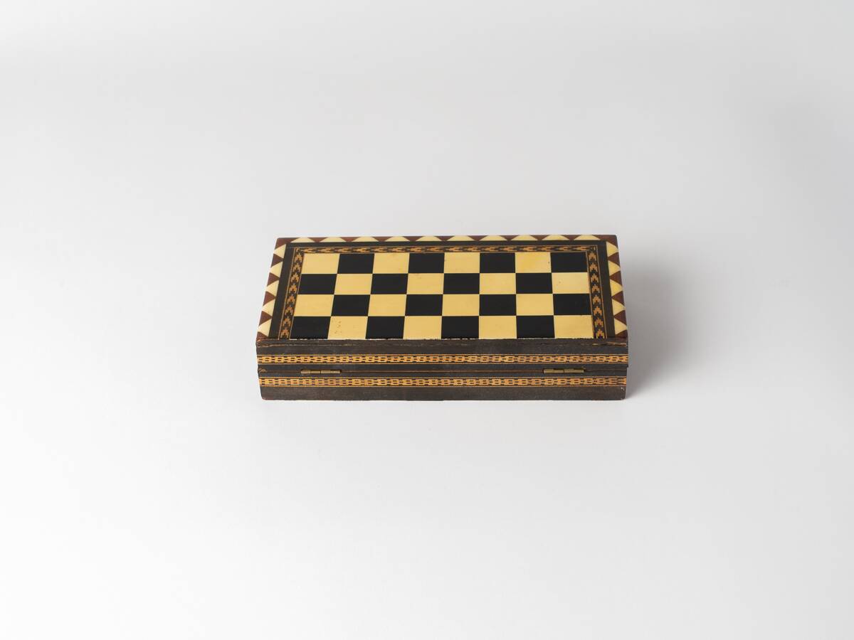 Foldable box chess set