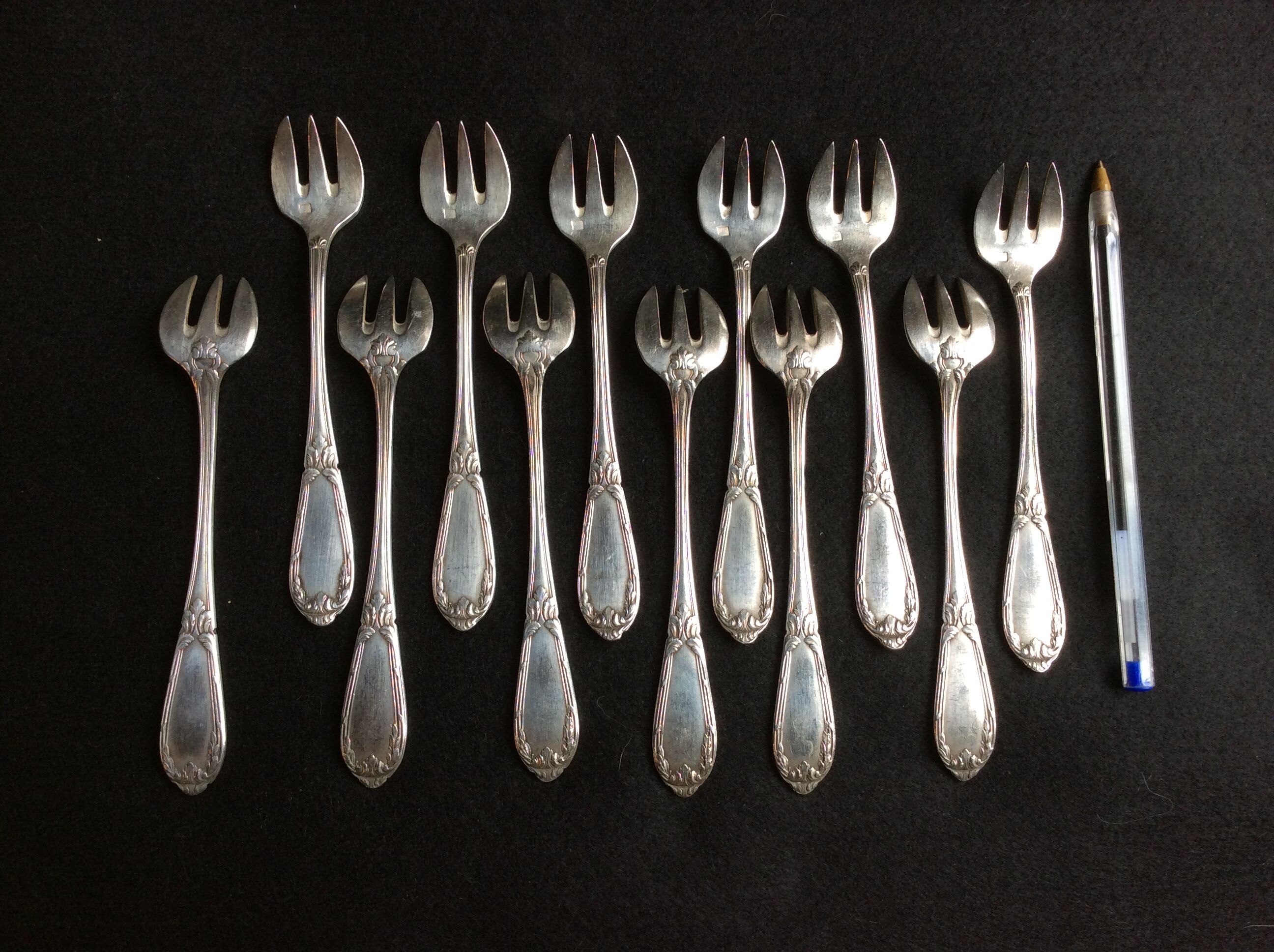 12 oyster forks & box
