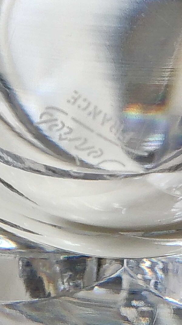 vase en cristal signé Sèvres France, motifs étoilés, croisillons, feuillus