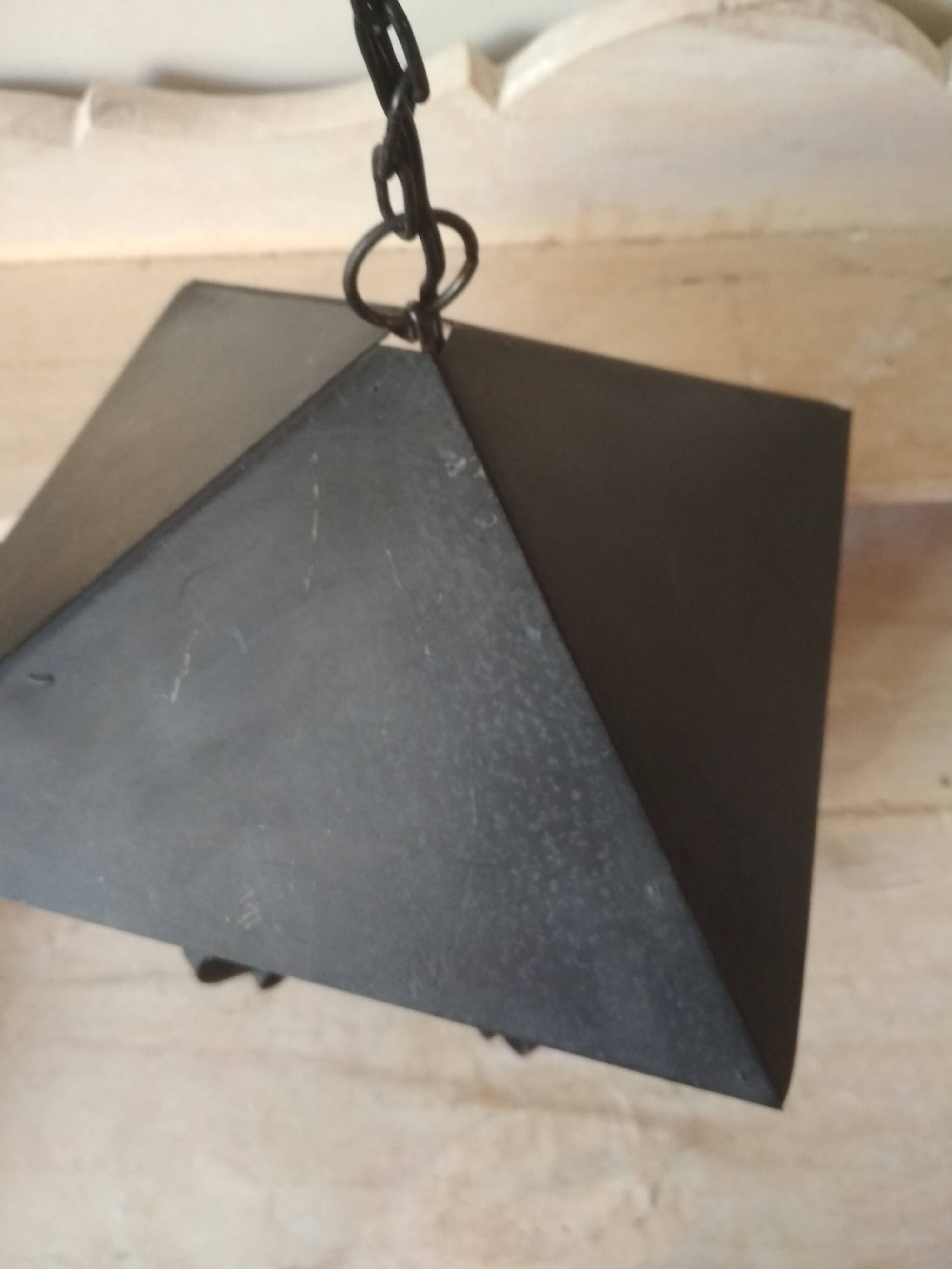 suspension lanterne noire et doré avec opaline blanche