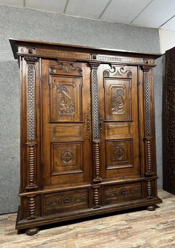 Armoire en bois mouluré et richement sculpté à décor de colonnes