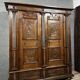 Armoire en bois mouluré et richement sculpté à décor de colonnes