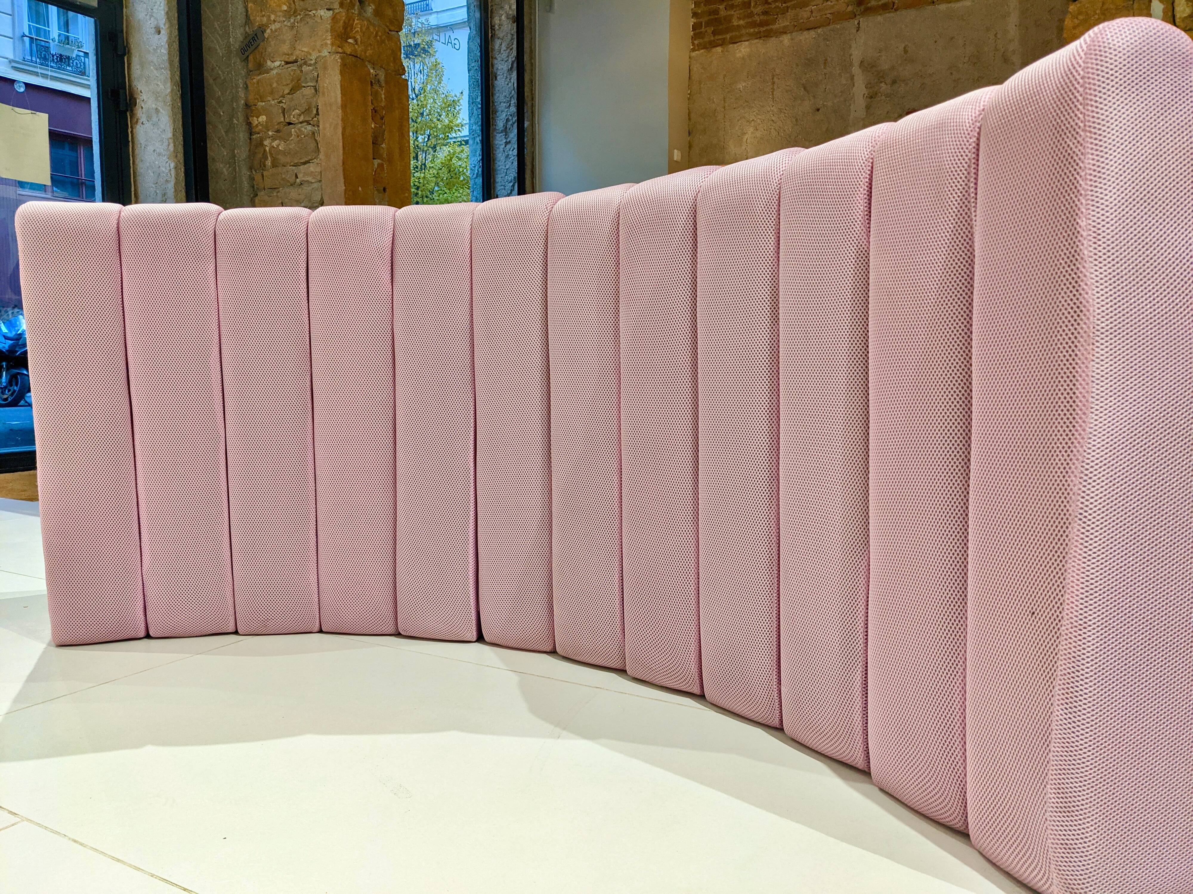 Extra sofa in pink net fabric