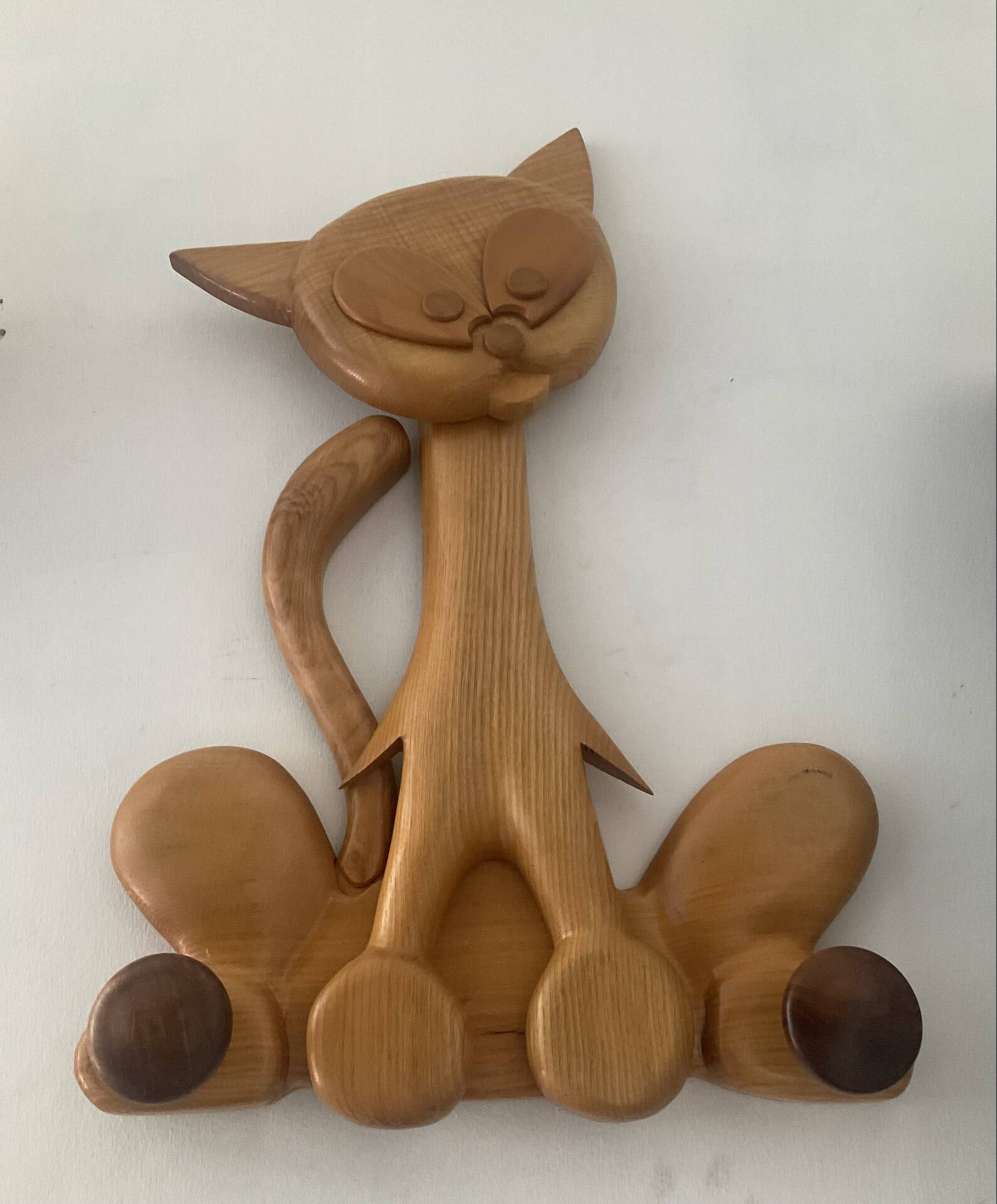 Vintage cat coat rack in solid pine from the 70s-80s.