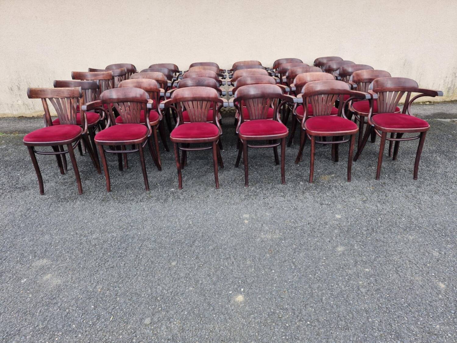 26 fauteuils et 4 chaises bistrot
