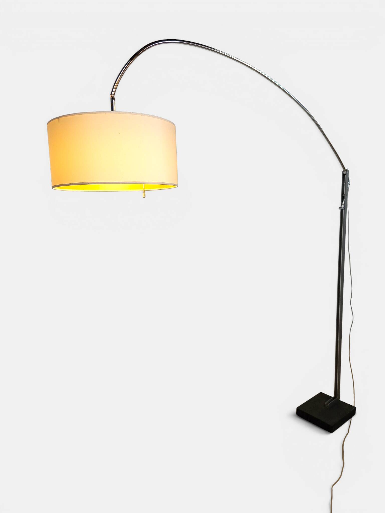 Lampe arc Ligne roset modèle MAMA de Thibault Desombre
