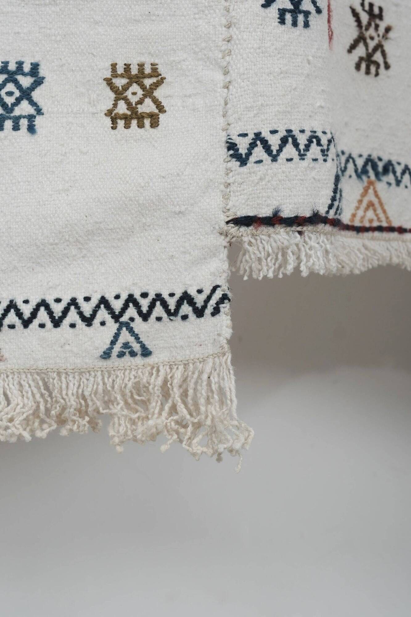 Textile brodé main vintage