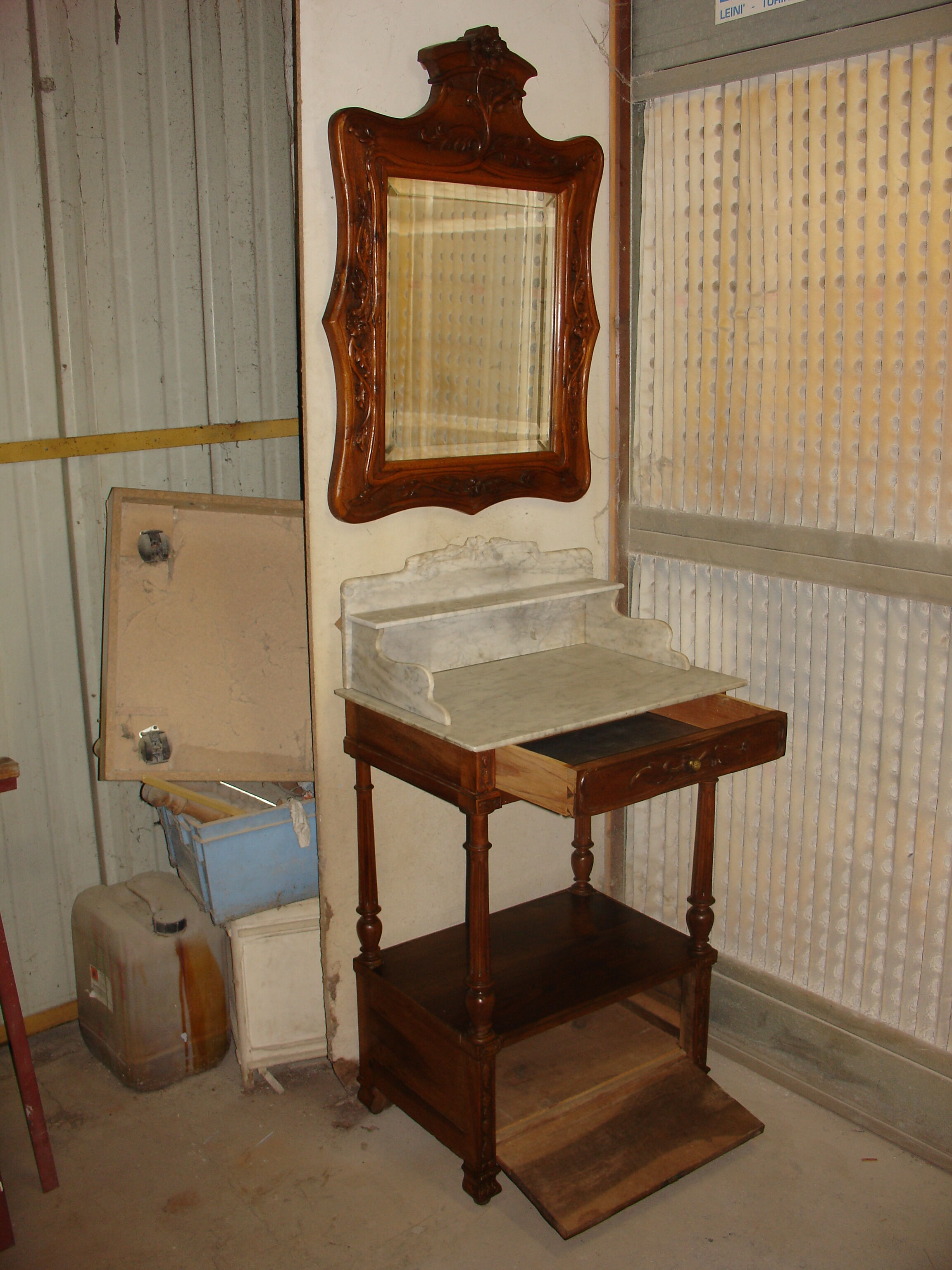 Dressing table and mirror in walnut, circa 1880