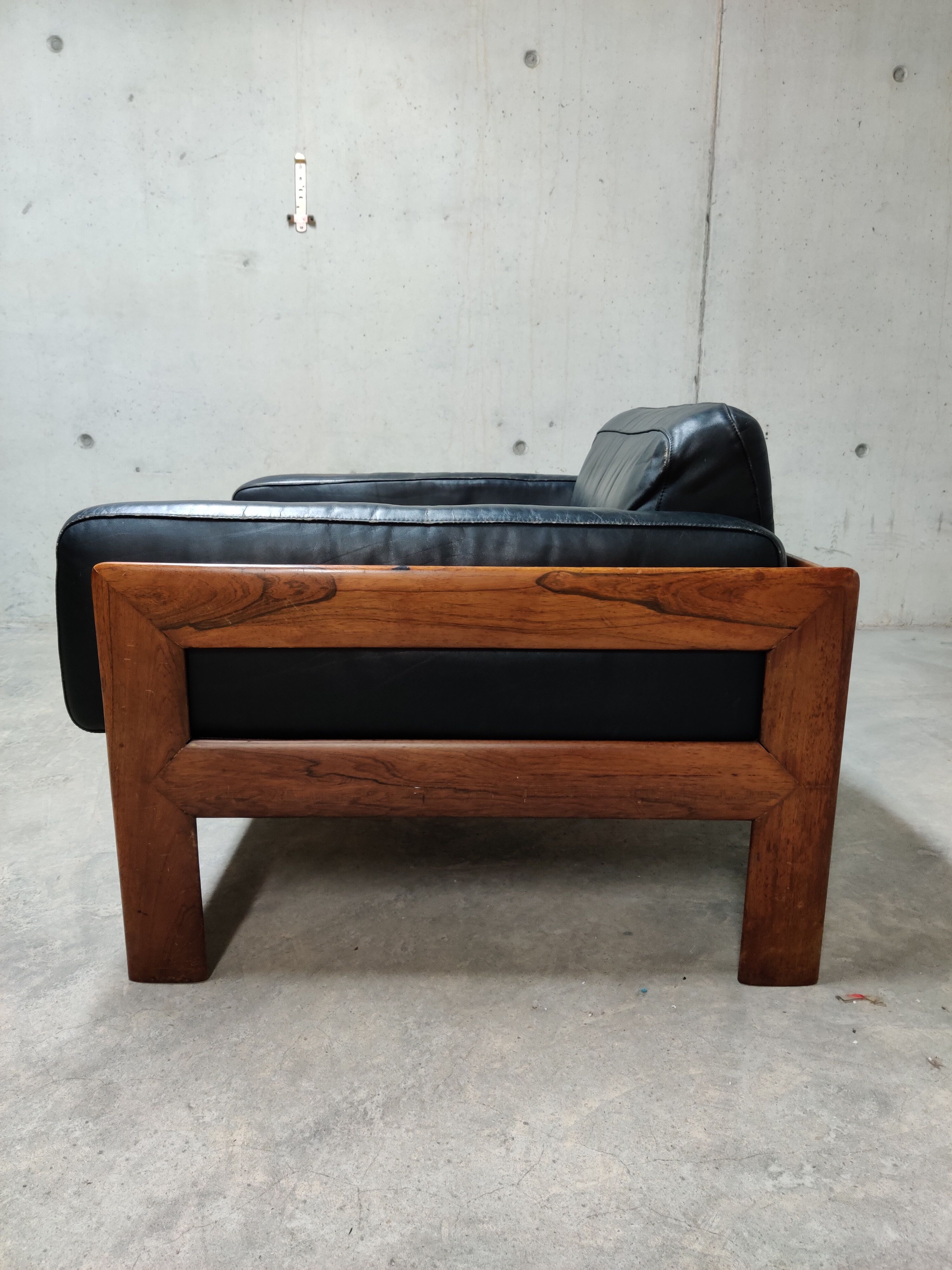 Paire de fauteuils en cuir années 1960