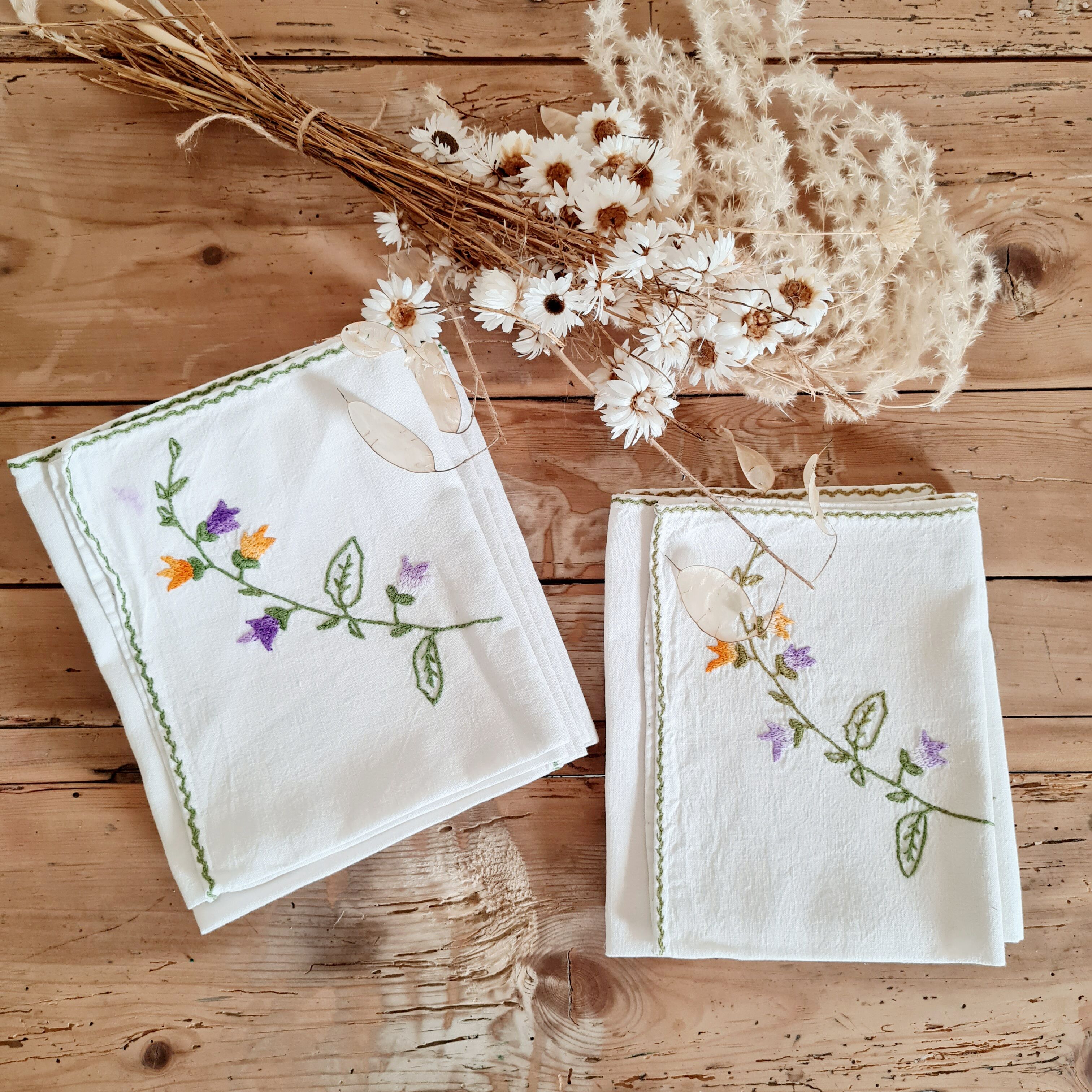Set of 10 white towels embroidered flowers