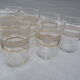 9 verres à vin, liserés dorés et granité – années 1960-1970