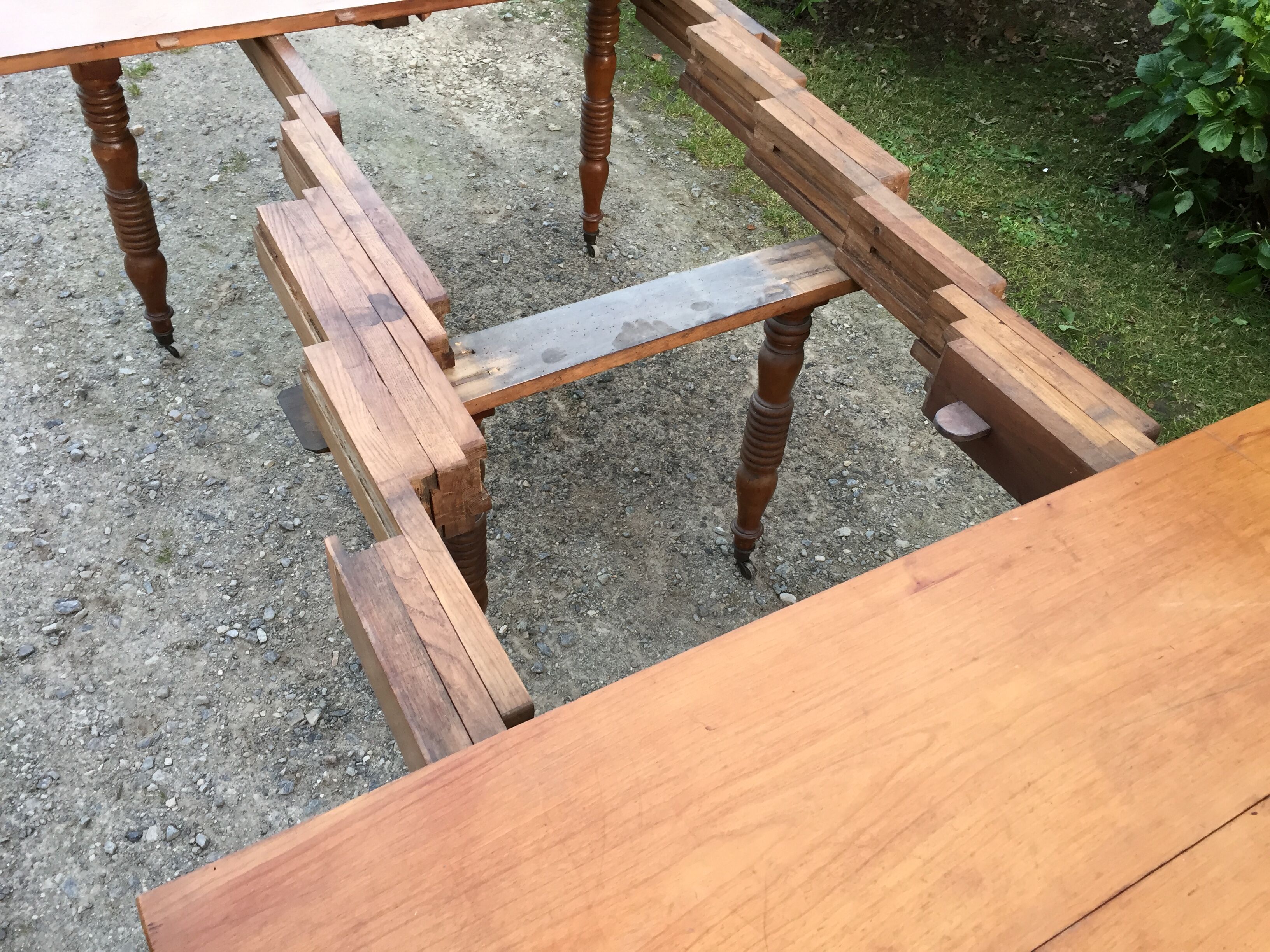 Old oval table Louis Philippe with 6 feet
