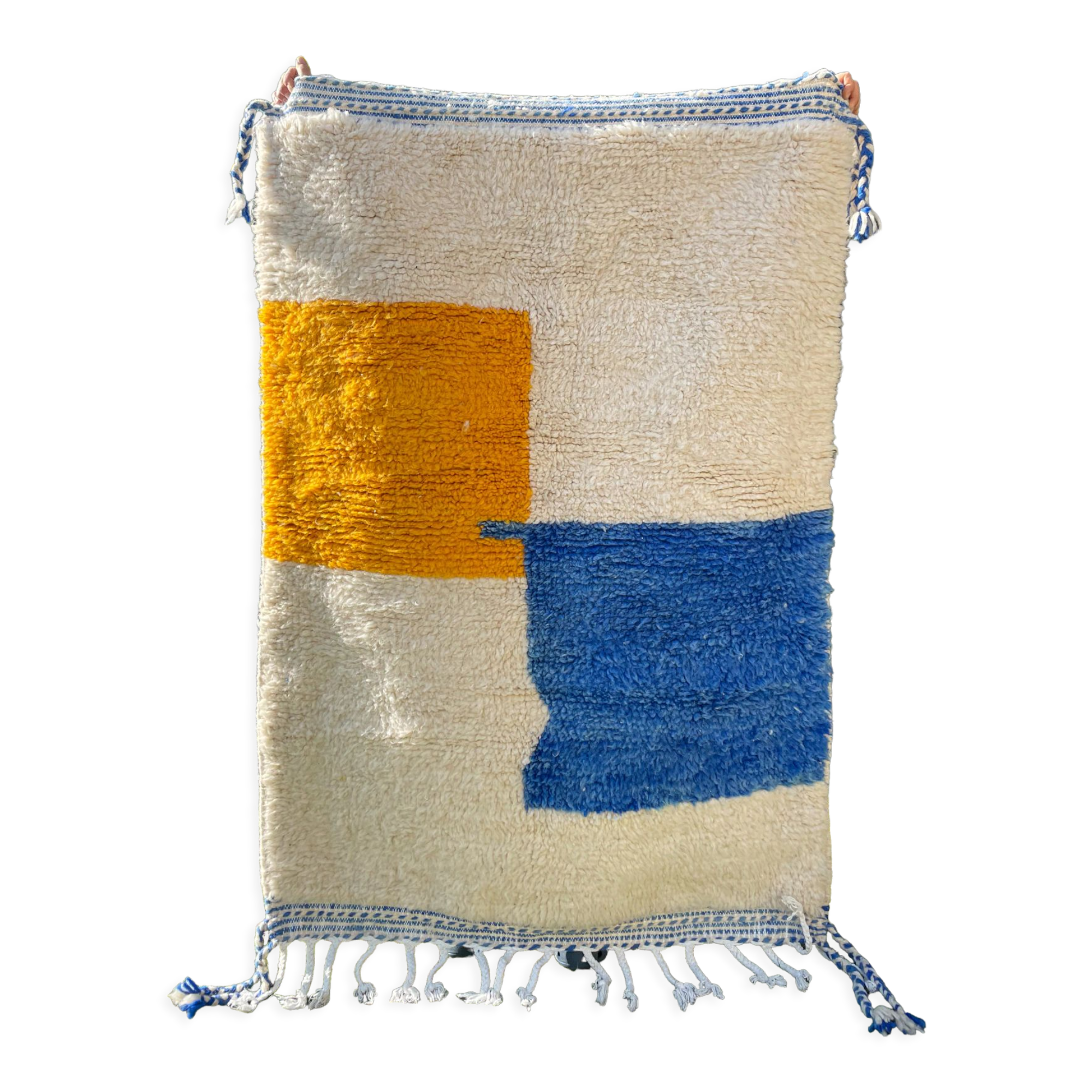 Tapis berbère Béni ouarain blanc à motifs abstraits jaune moutarde et bleu