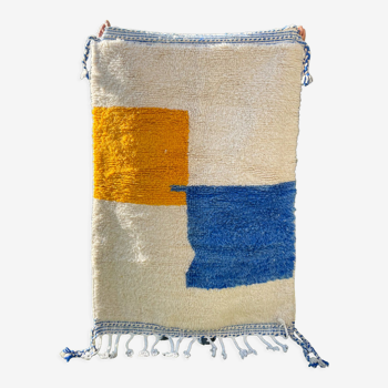 Berber carpet Béni ouarain white with abstract patterns mustard yellow and blue