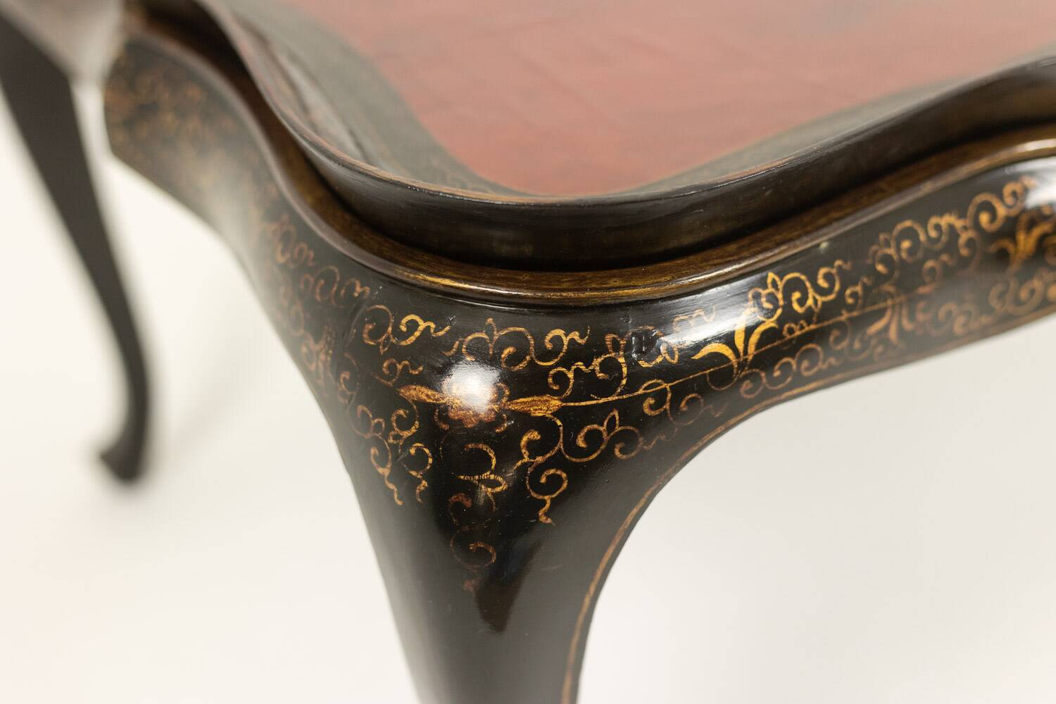 Coffee table with removable top in red and black lacquered wood. 1950s.