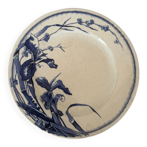Assiette plate ancienne en terre de fer bleu nuit motif floral
