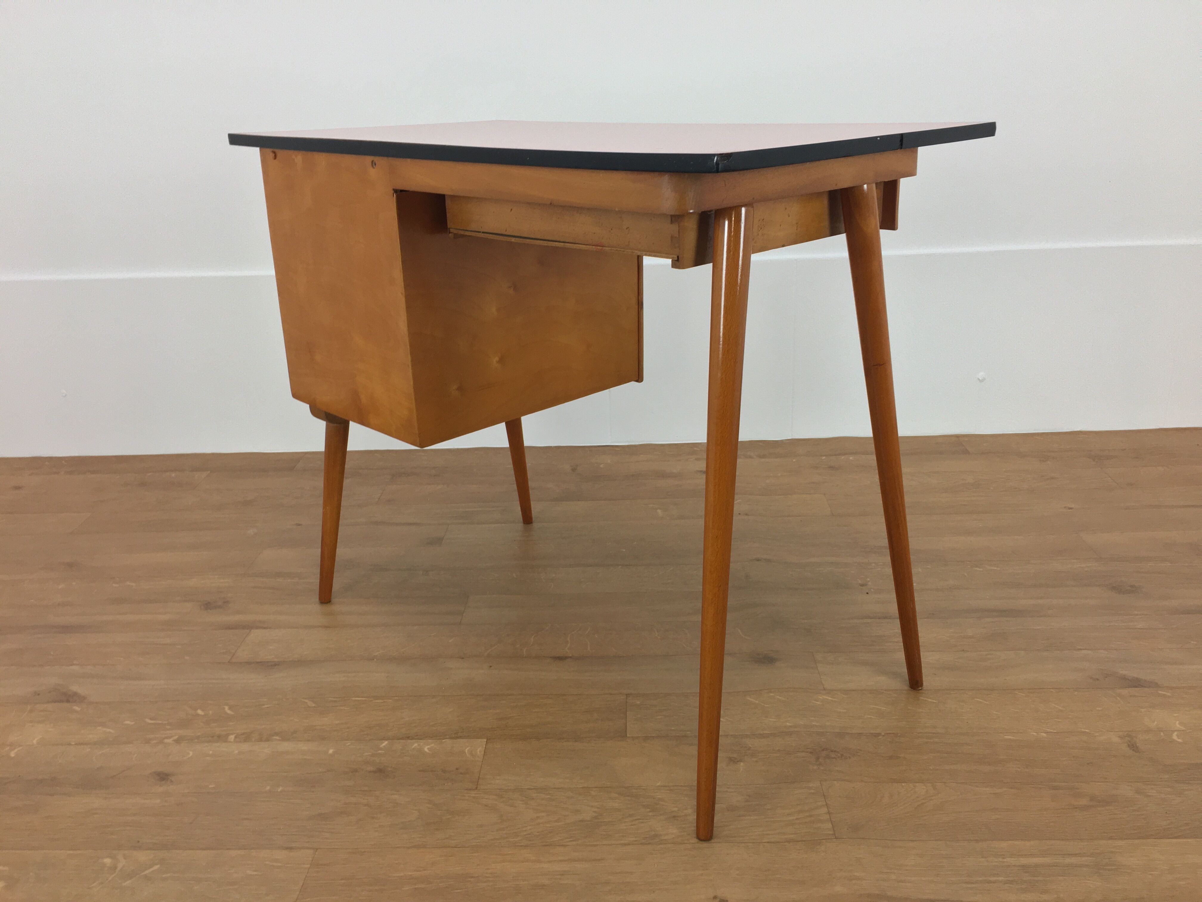 Bureau et chaise Baumann Pégase rouges, pieds compas