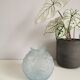Vase boule bleu