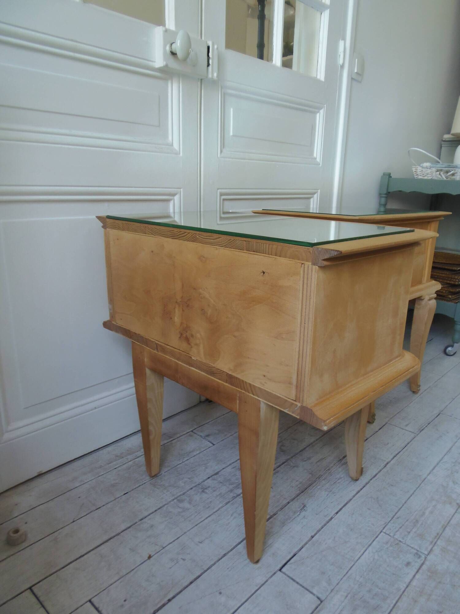 Paire de chevets vintages en bois brut , plateaux miroir.