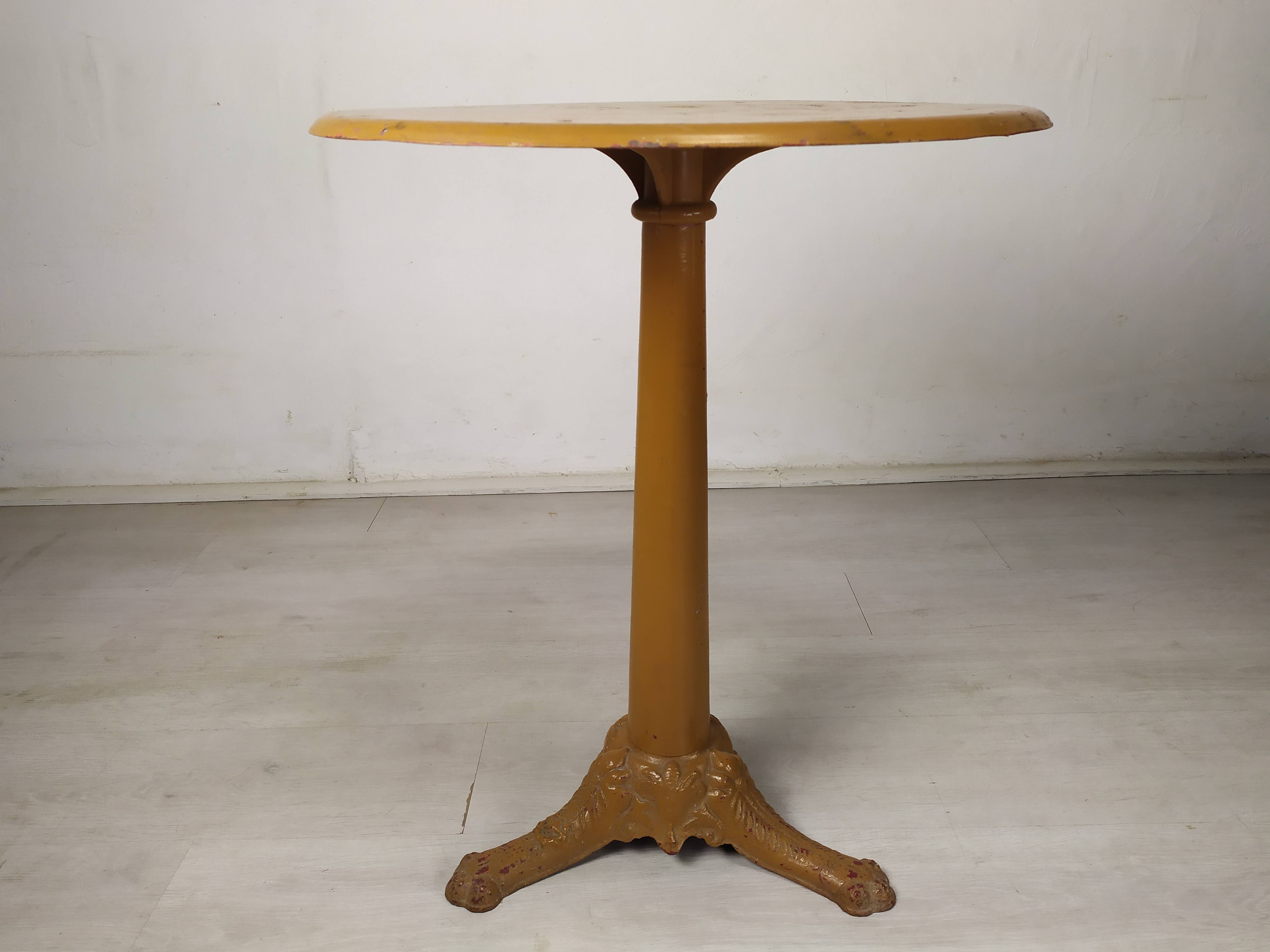 Garden pedestal table