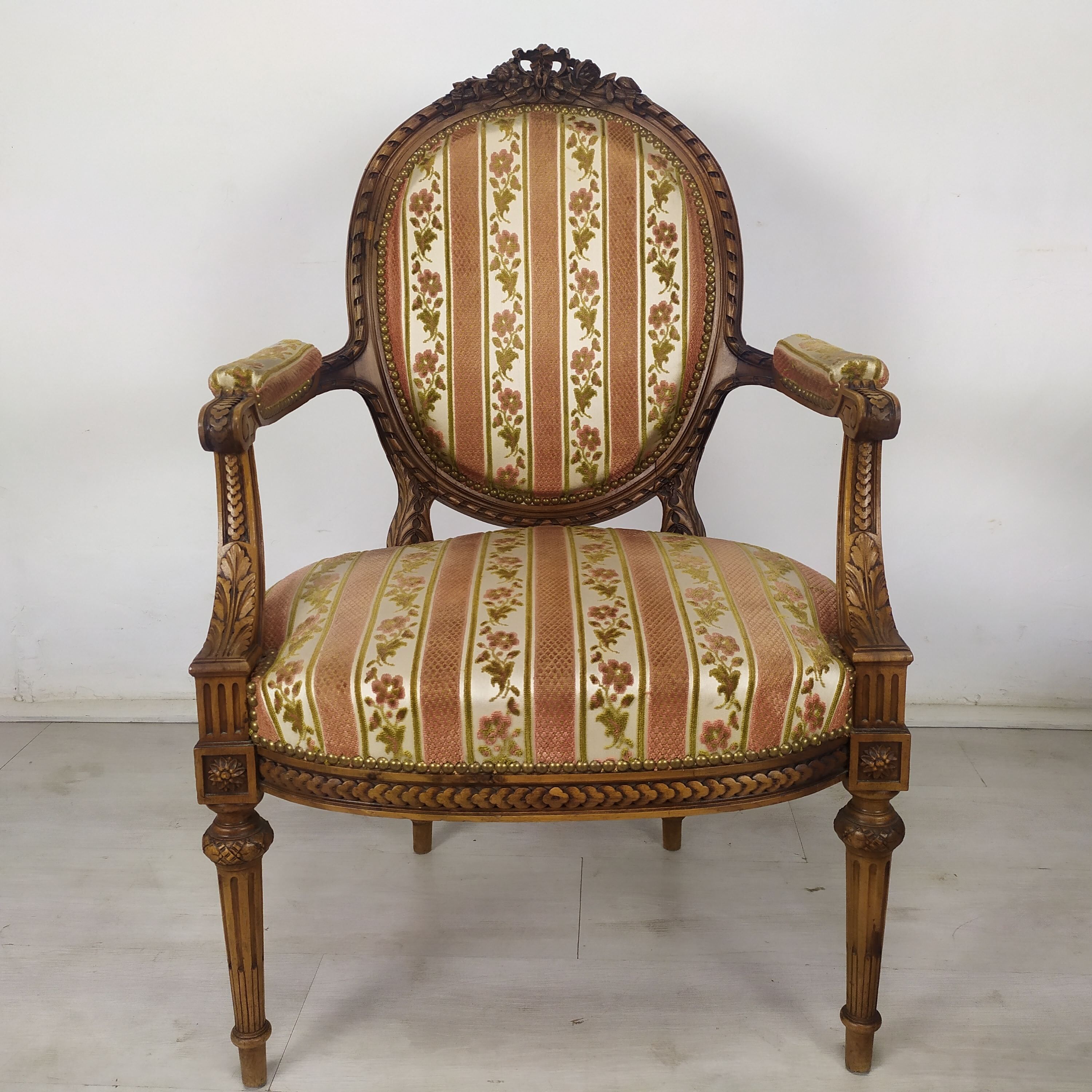 Lounge armchairs bench medallion