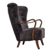 Fauteuil danois des années 1960, retapissé, en véritable peau de mouton.