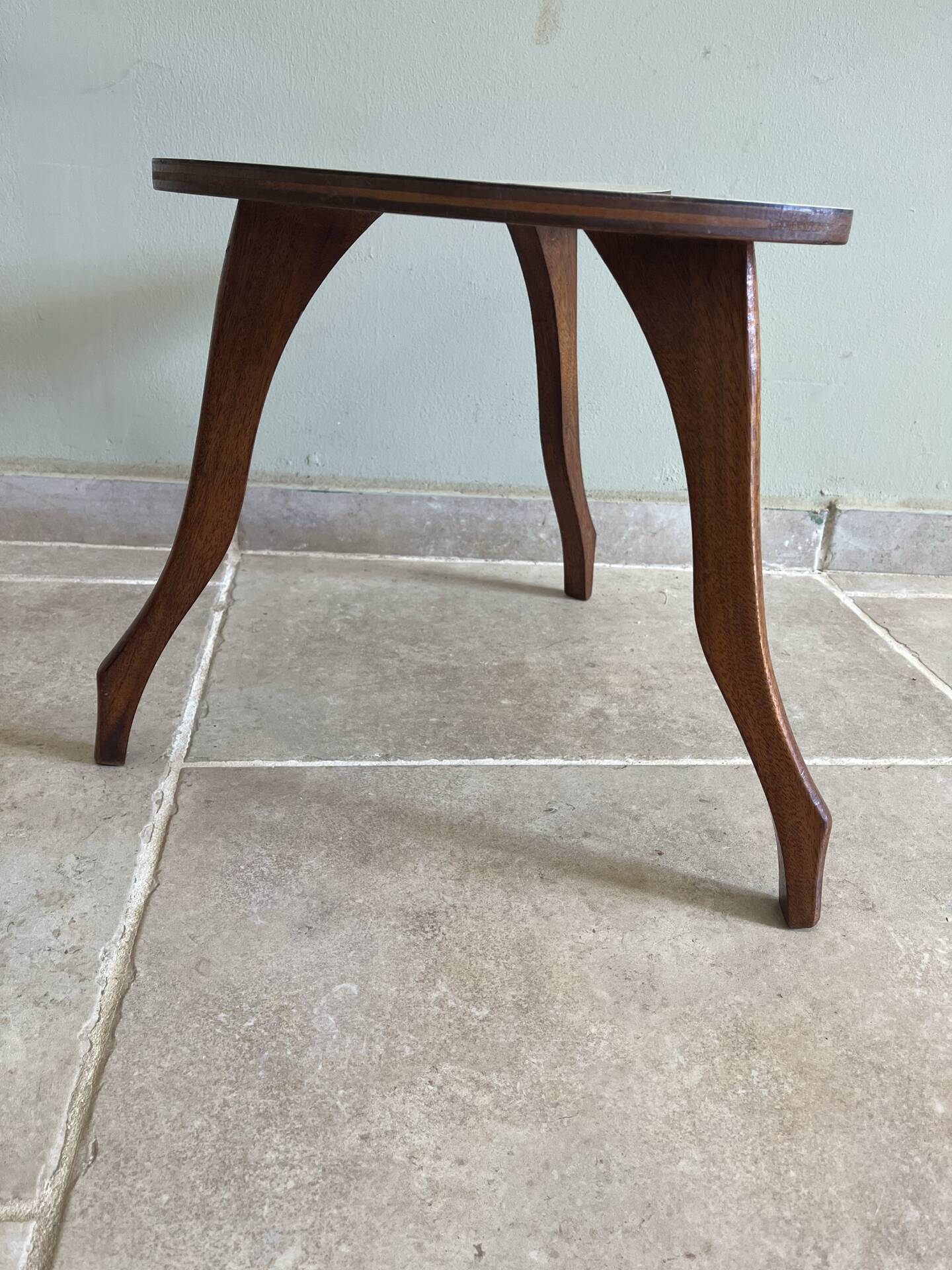 Small tripod side table in bean shape – 1950s/60s style