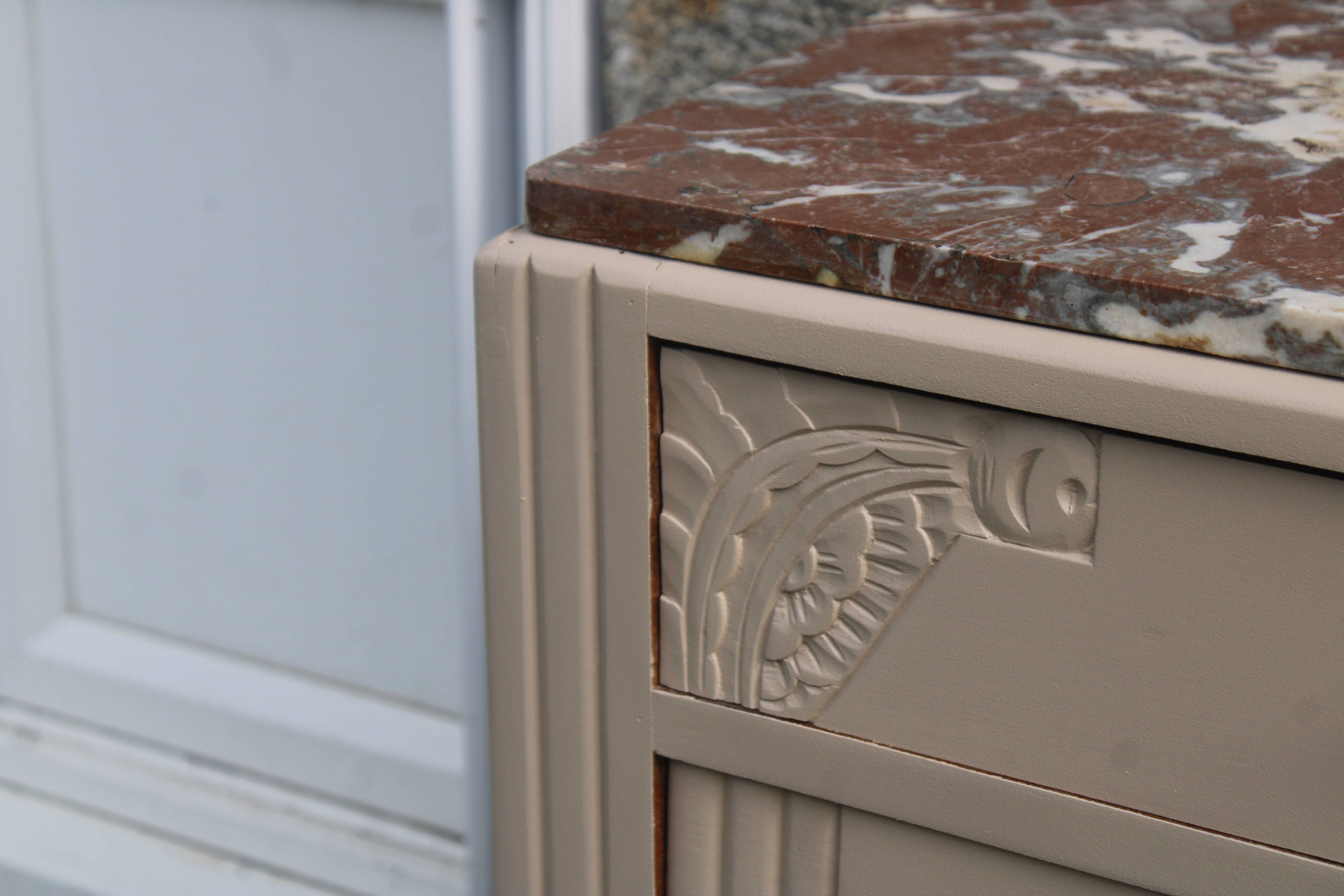 Commode vintage rénovée avec marbre rouge et blanc – 4 tiroirs
