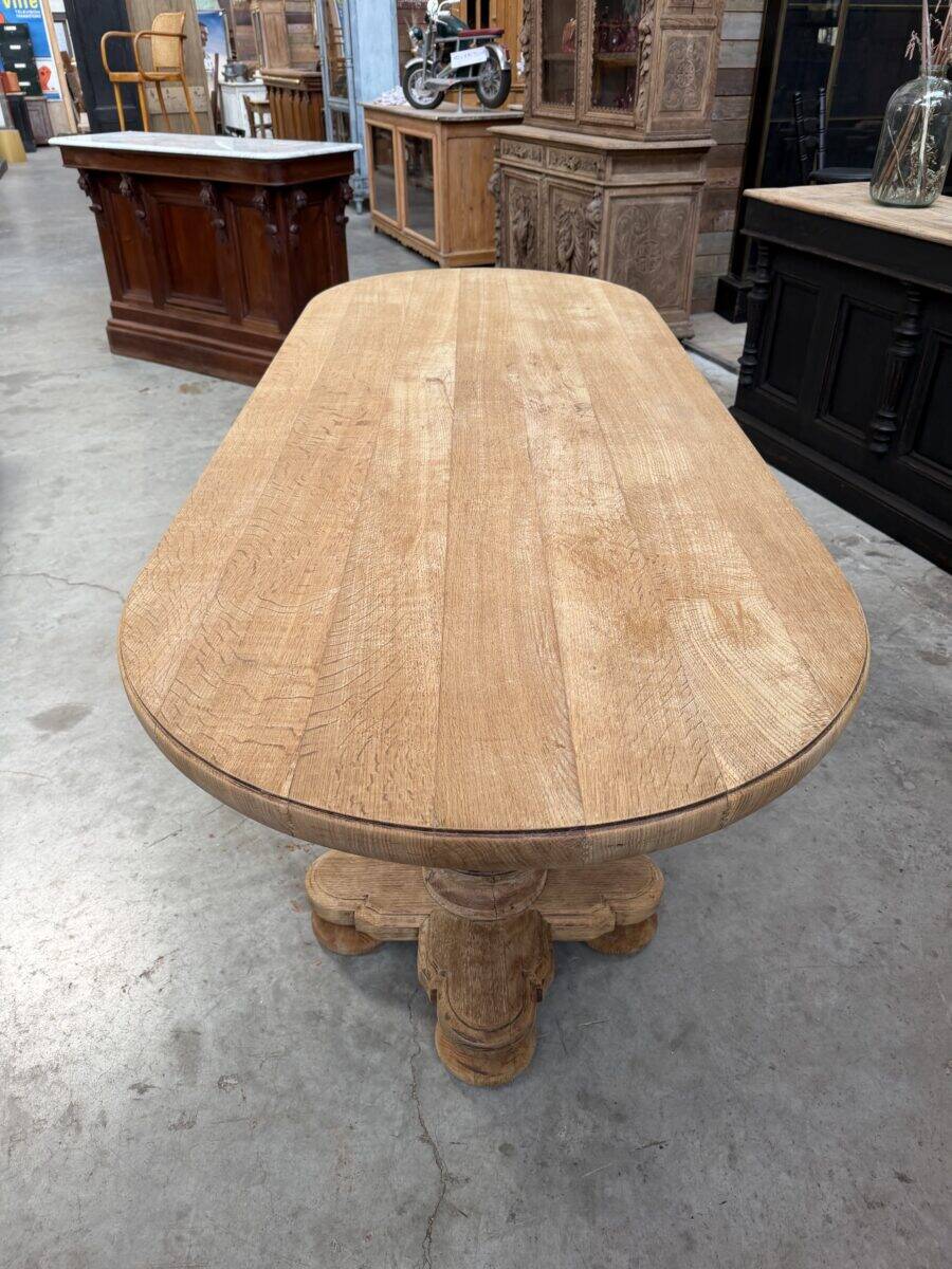Oval table in solid oak