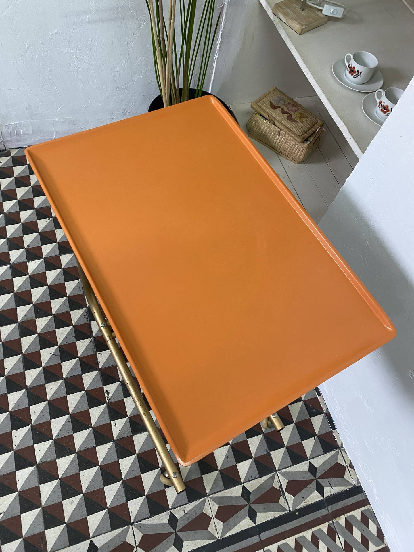 Table d’appoint vintage Werzalit – années 60/70 – plateau orange