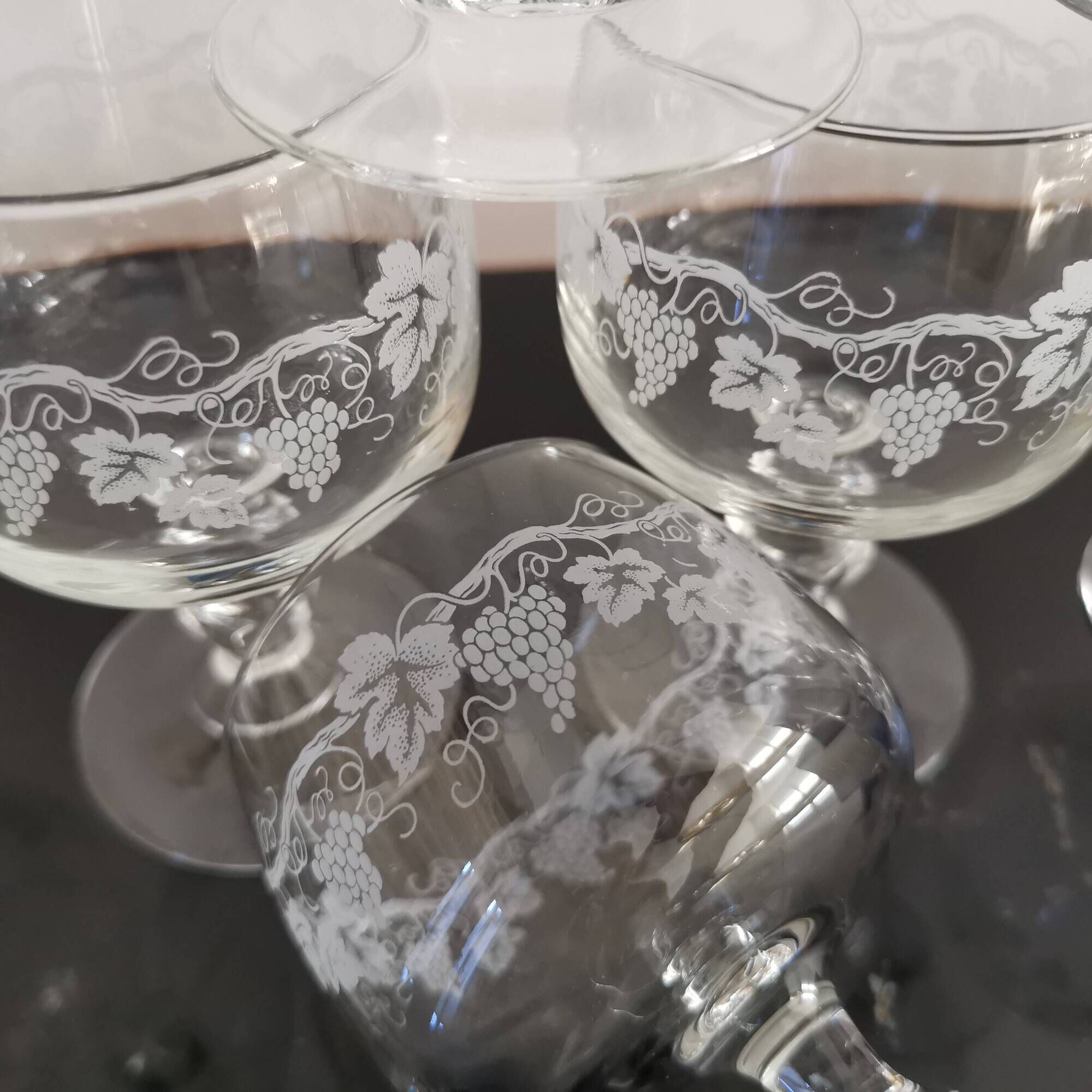Set of 8 red wine glasses on crystal legs decorated with grapes and vine branches Luminarc