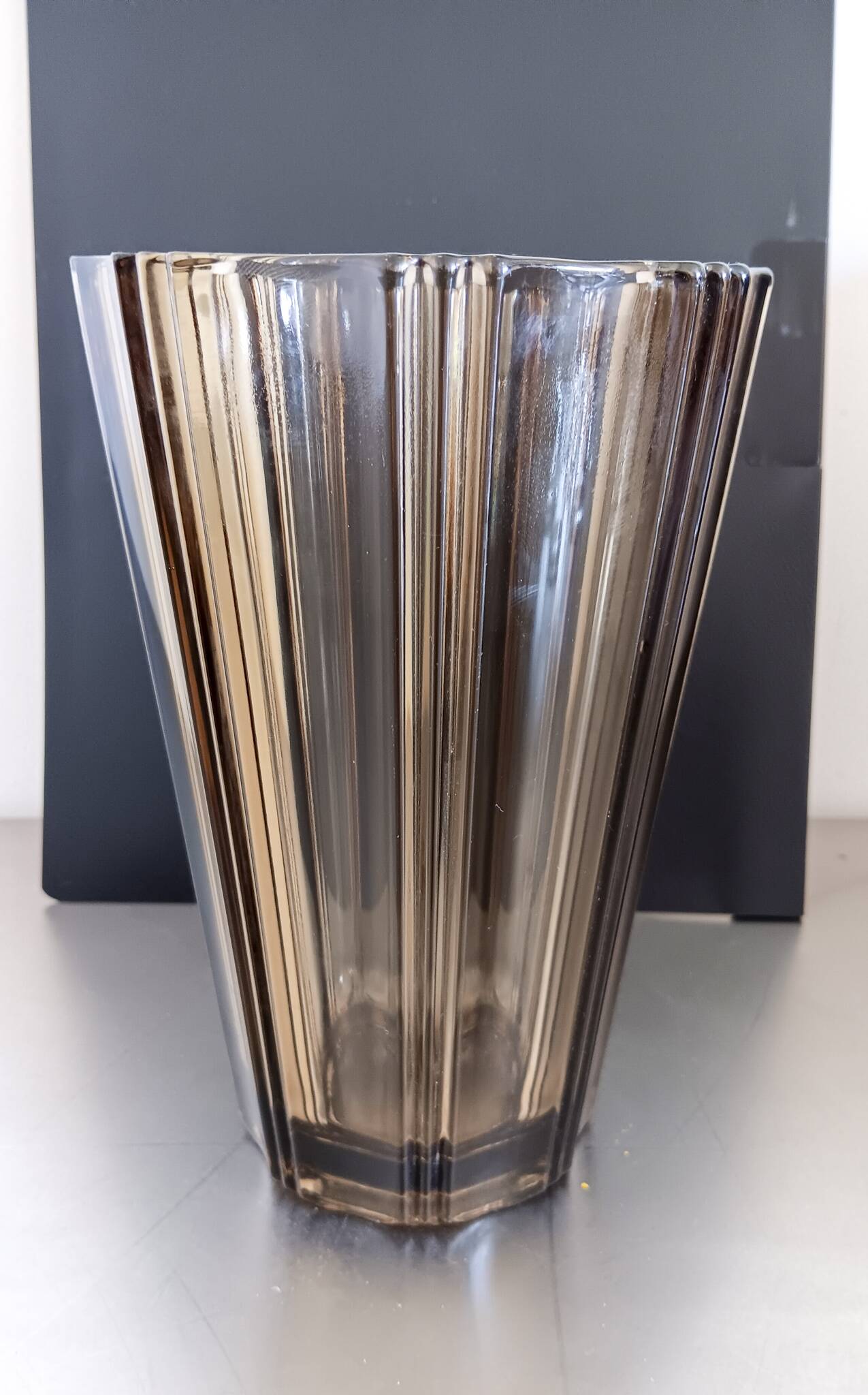 Vase en verre brun, vintage style art déco.