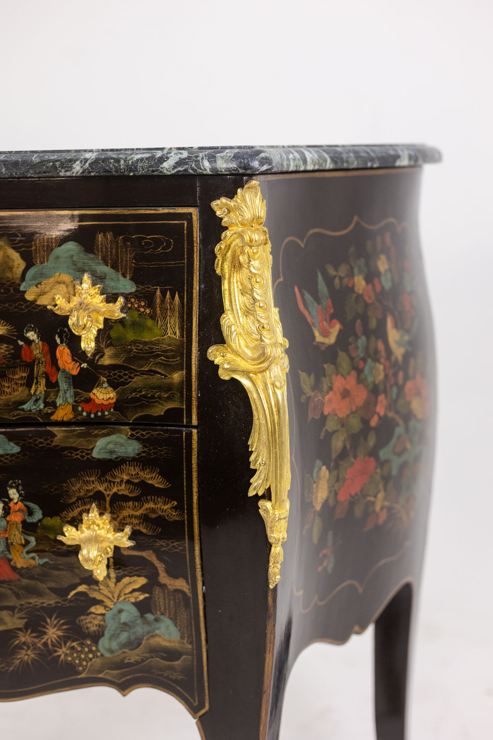 Commode sauteuse de style Louis XV en laque. Années 1950.