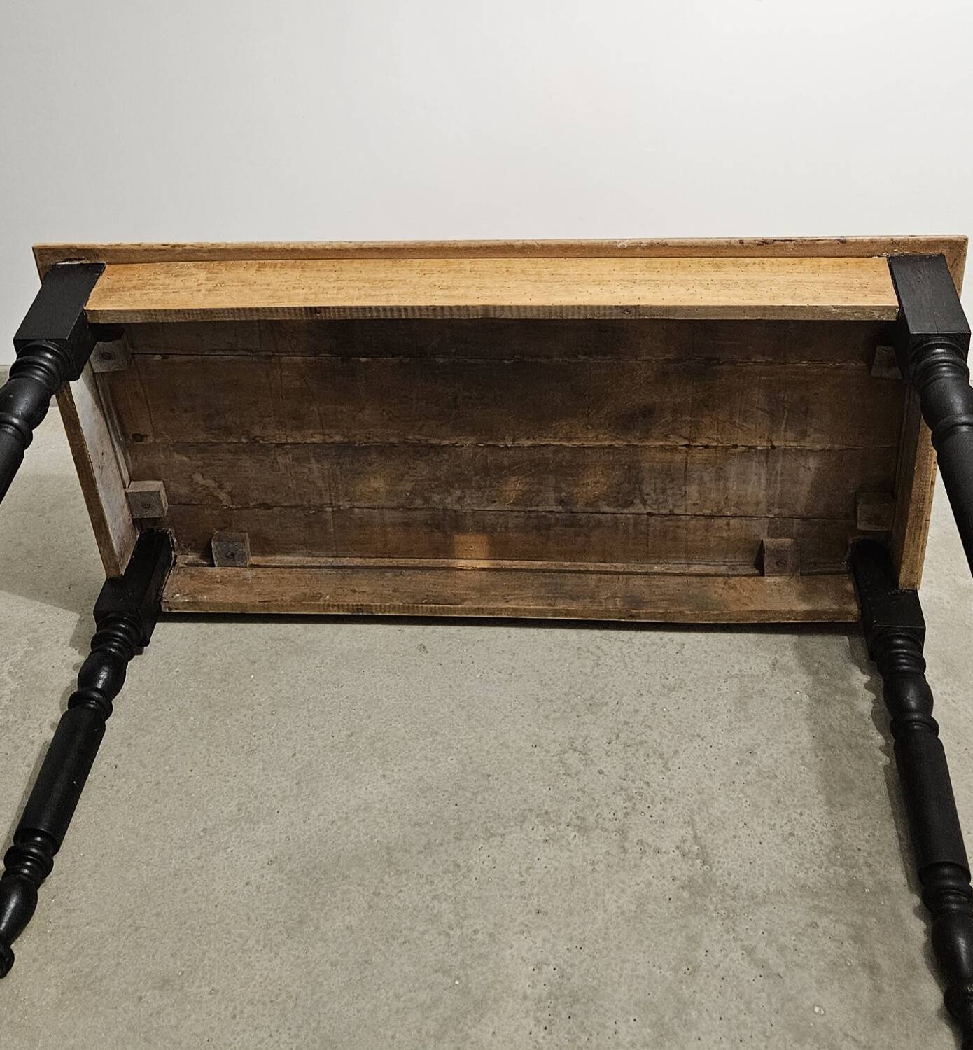 Antique farmhouse table in solid oak with turned legs