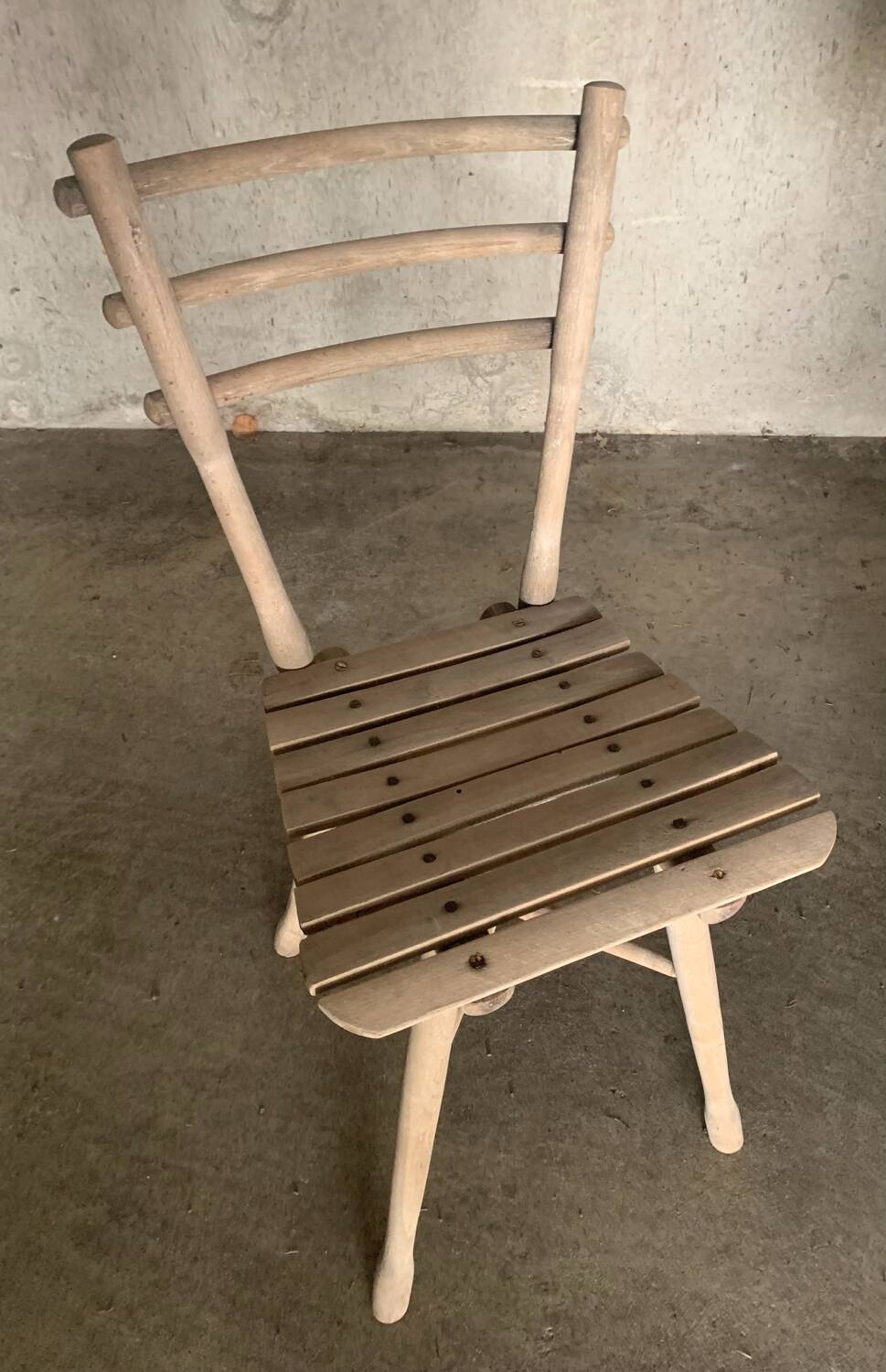 Chaise brutaliste en bois