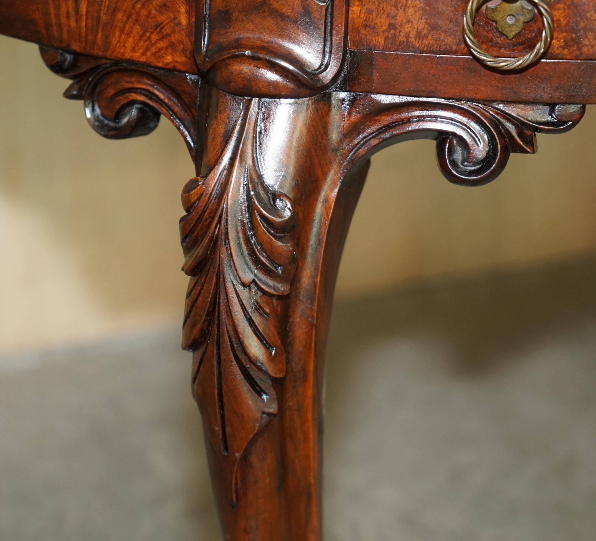 Bureau Demi-Lune en Cuir de Patrick Beakey Dublin circa 1850