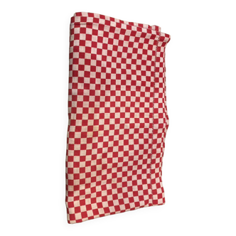 Nappe ancienne en damier rouge blanc avec jour