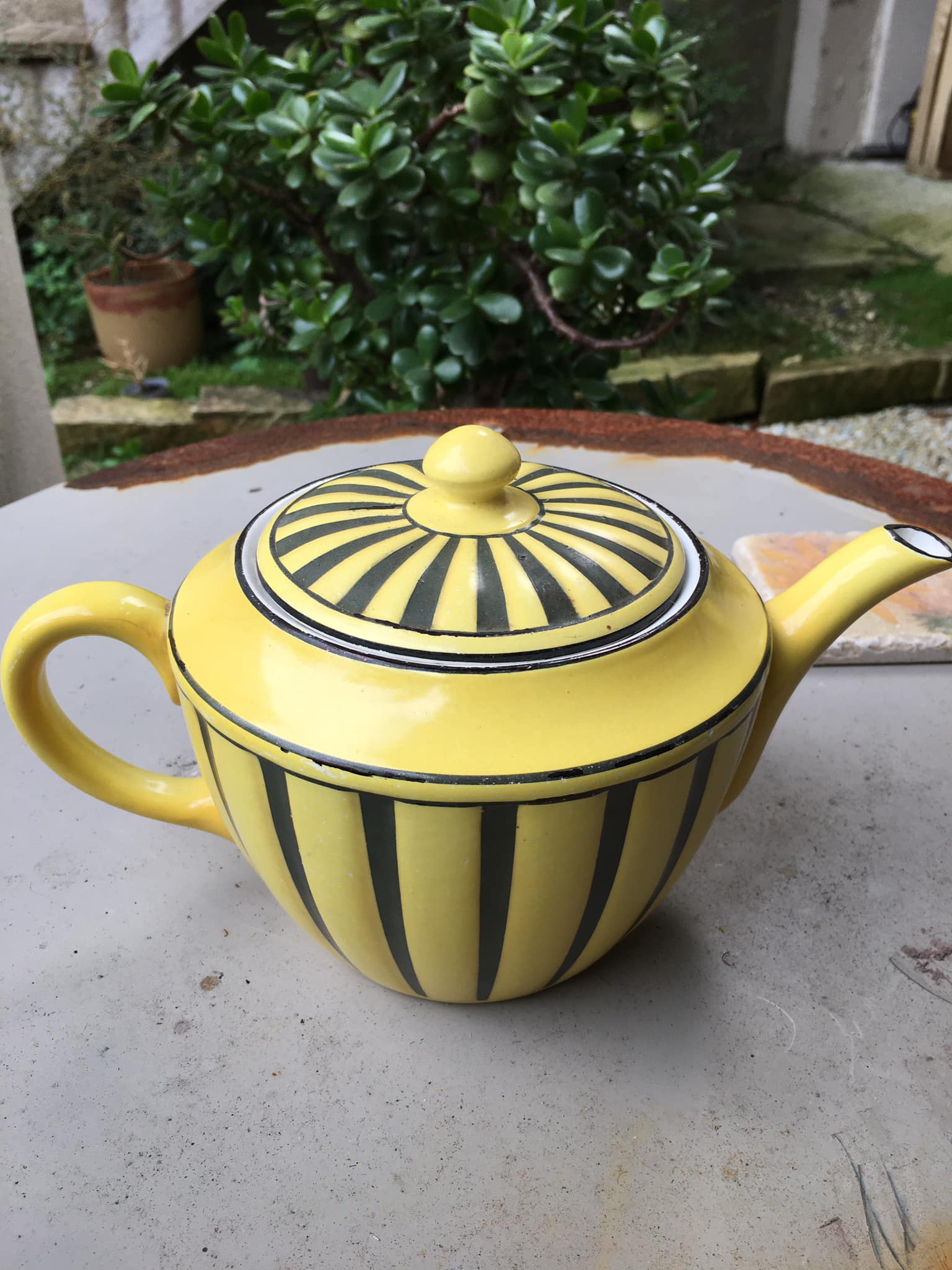 Teapot in yellow and black porcelain stamped Sarreguemines