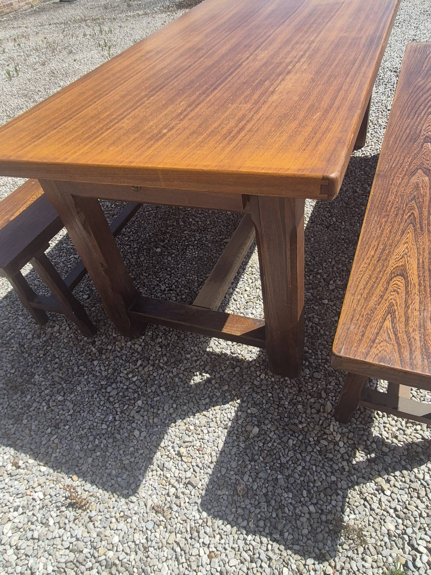 Table de ferme avec tiroirs et ses bancs