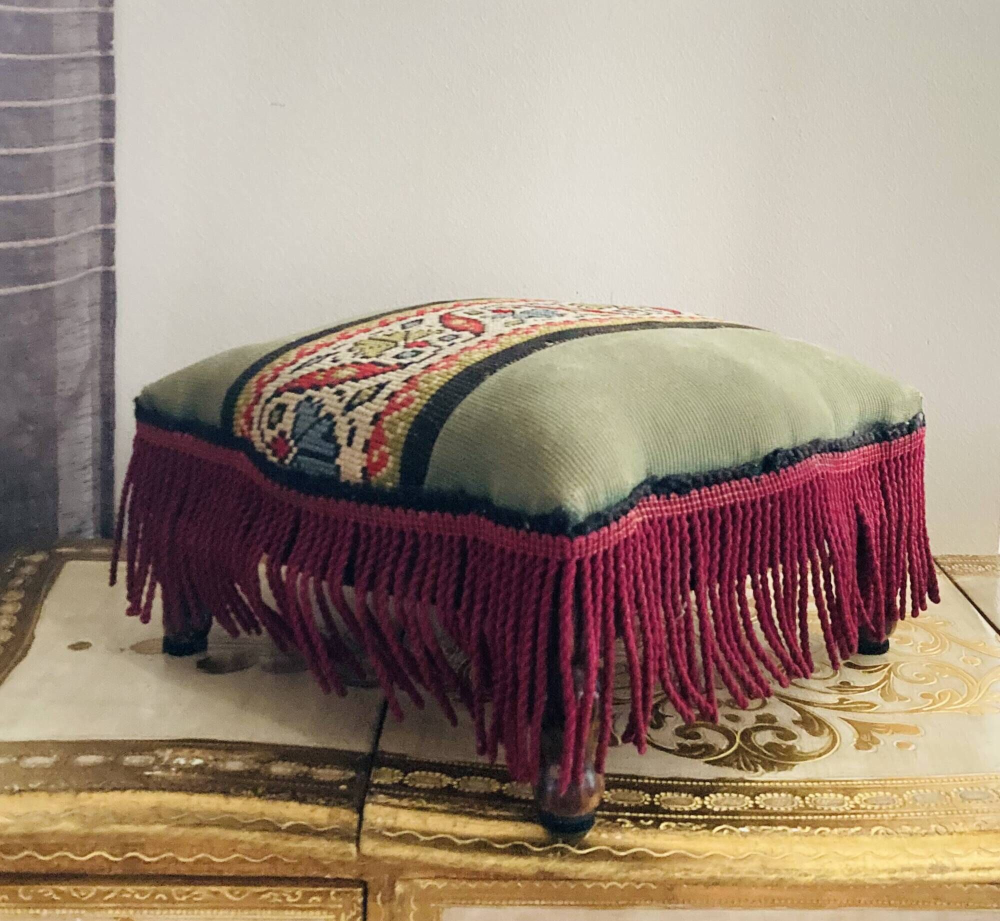 Repose pieds Napoleon III époque XIXe tapisserie aux points de croix