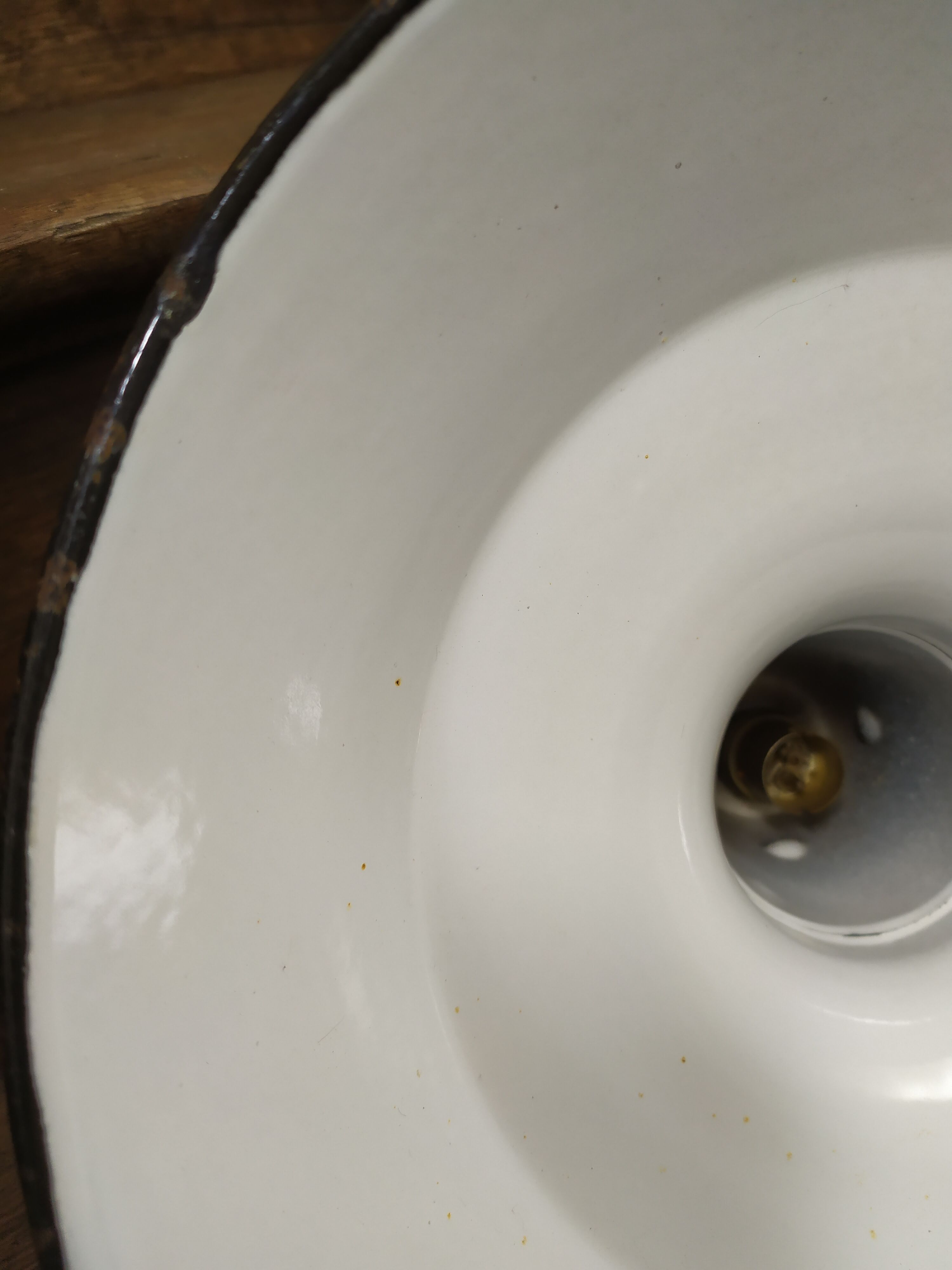 Suspension industrielle en tôle émaillée