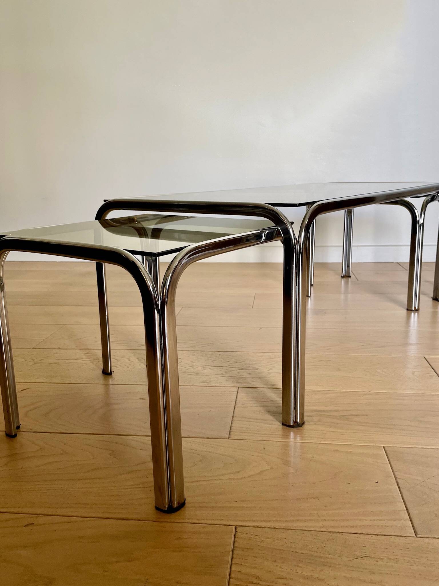 Table basse et tables d’appoint, chrome et verre fumé