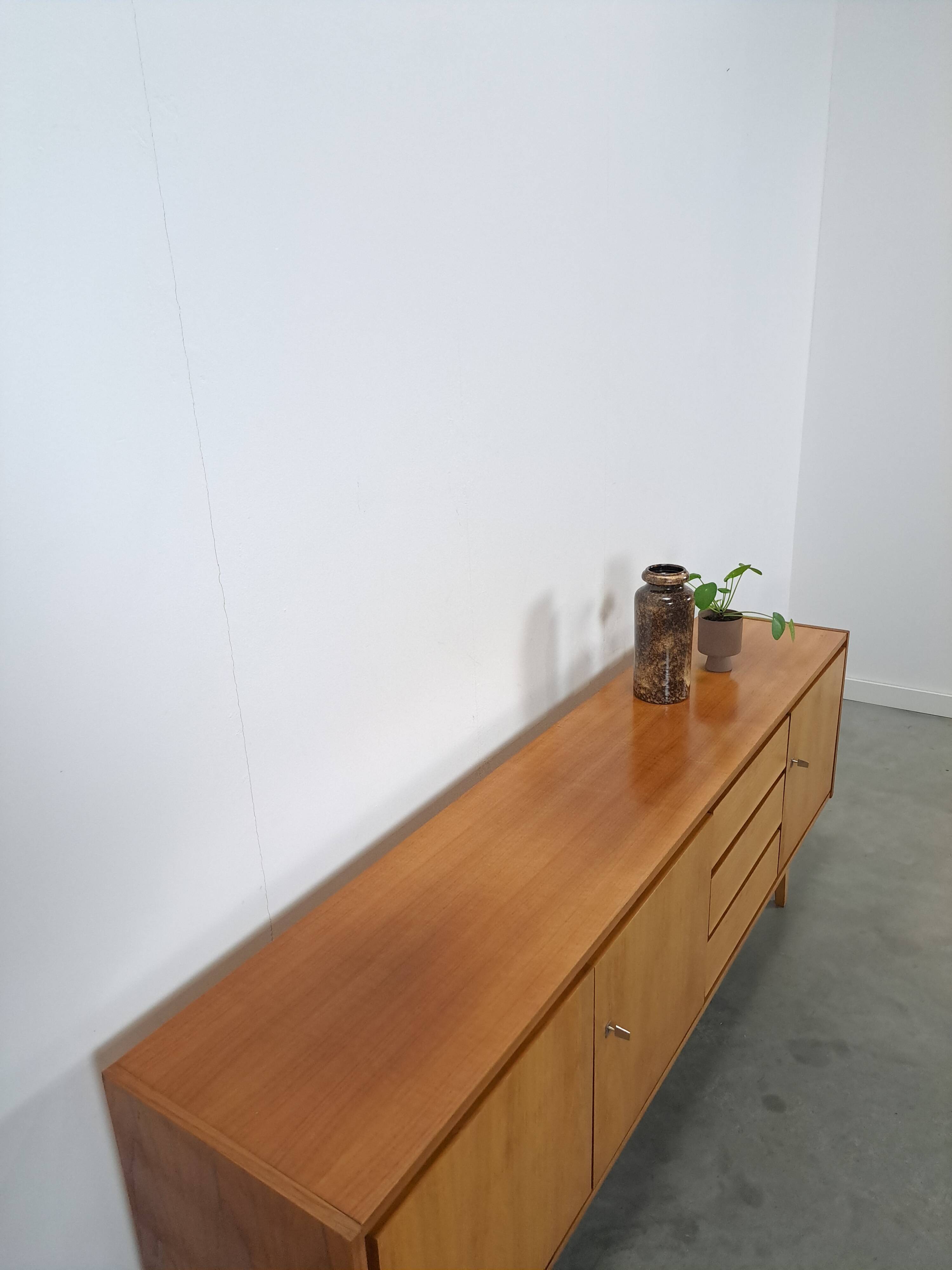 Mid-century notenhout fineer dressoir met 3 lades