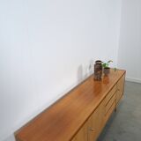 Mid-century notenhout fineer dressoir met 3 lades