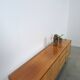 Mid-century notenhout fineer dressoir met 3 lades