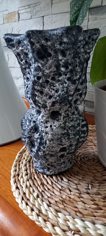 Black and white speckled ceramic vase signed Annette ROUX.