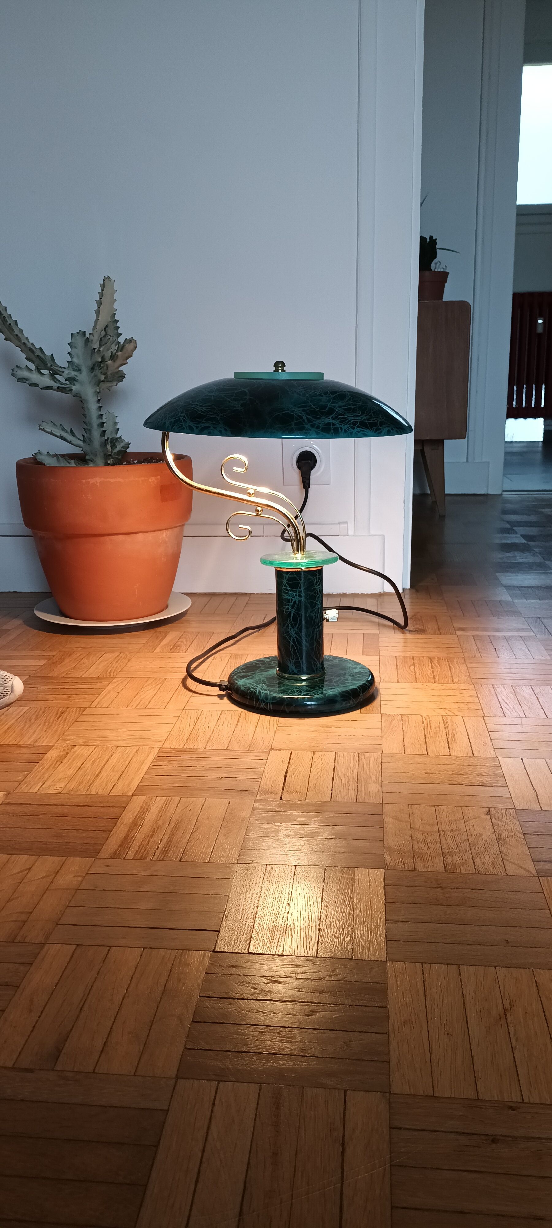 Vintage liner mushroom lamp