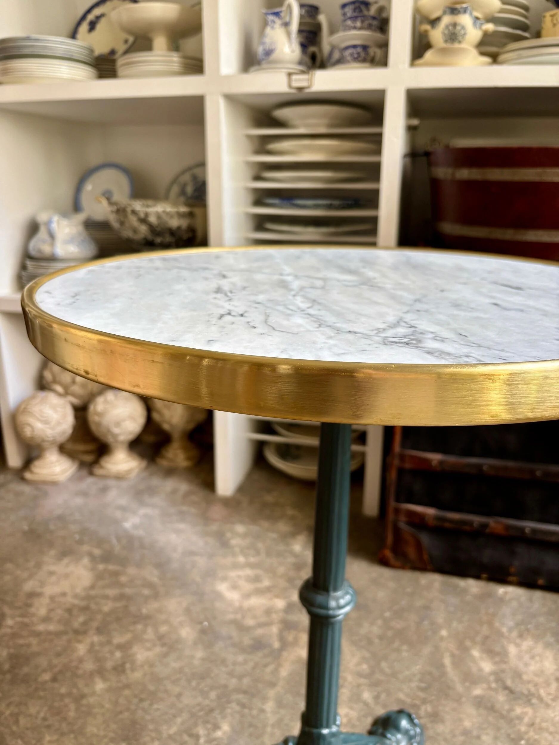 Bistro table in marble and green cast iron ⌀ 50.5 cm