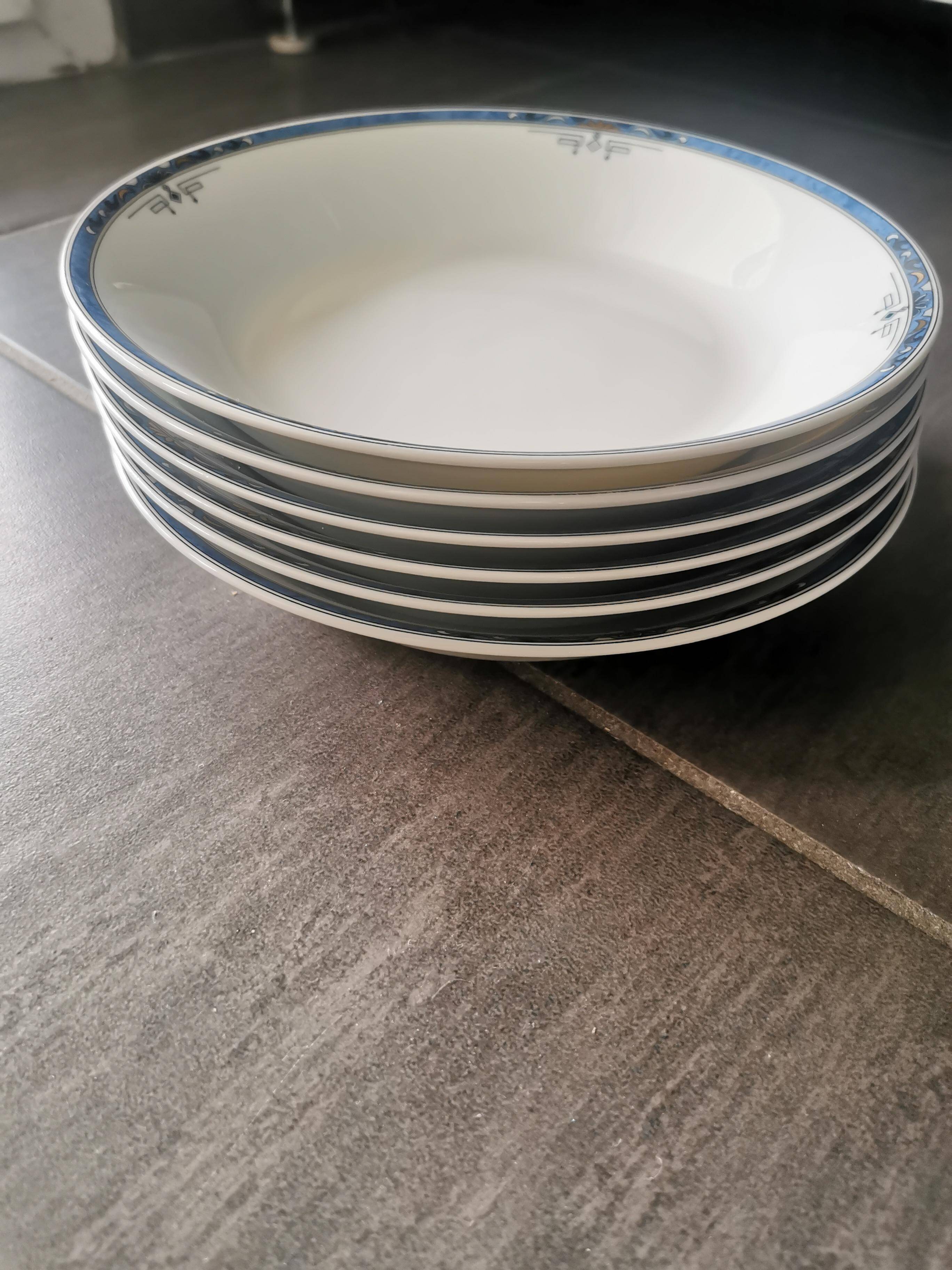 Deep plate with blue and gold decoration – 20 cm